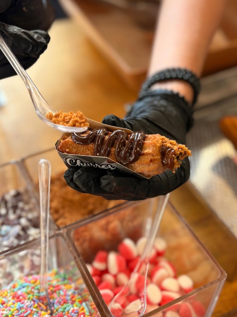 Churros com chocolate e cobertura