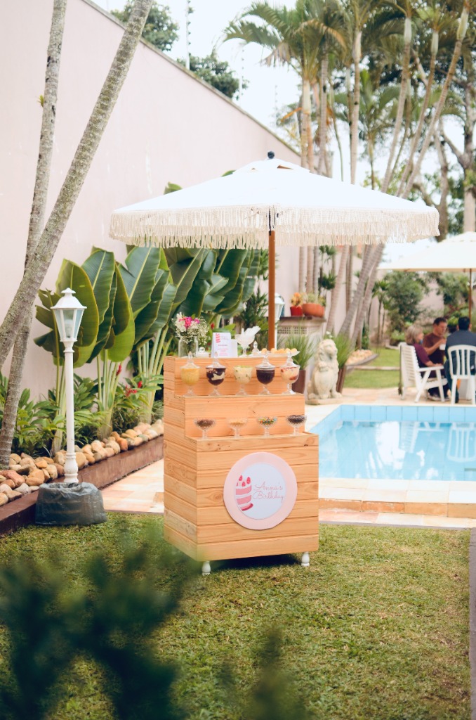 Carrinho Miguelitos Foods em evento ao ar livre com piscina